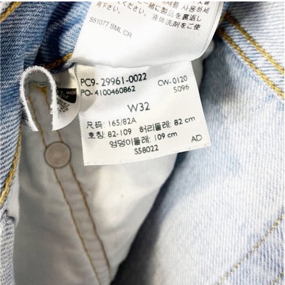 Levi's Denim Jean Shorts with Raw Hem Distressed Light Washed Size 32 - Picture 3 of 5